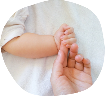 赤ちゃんとママの手